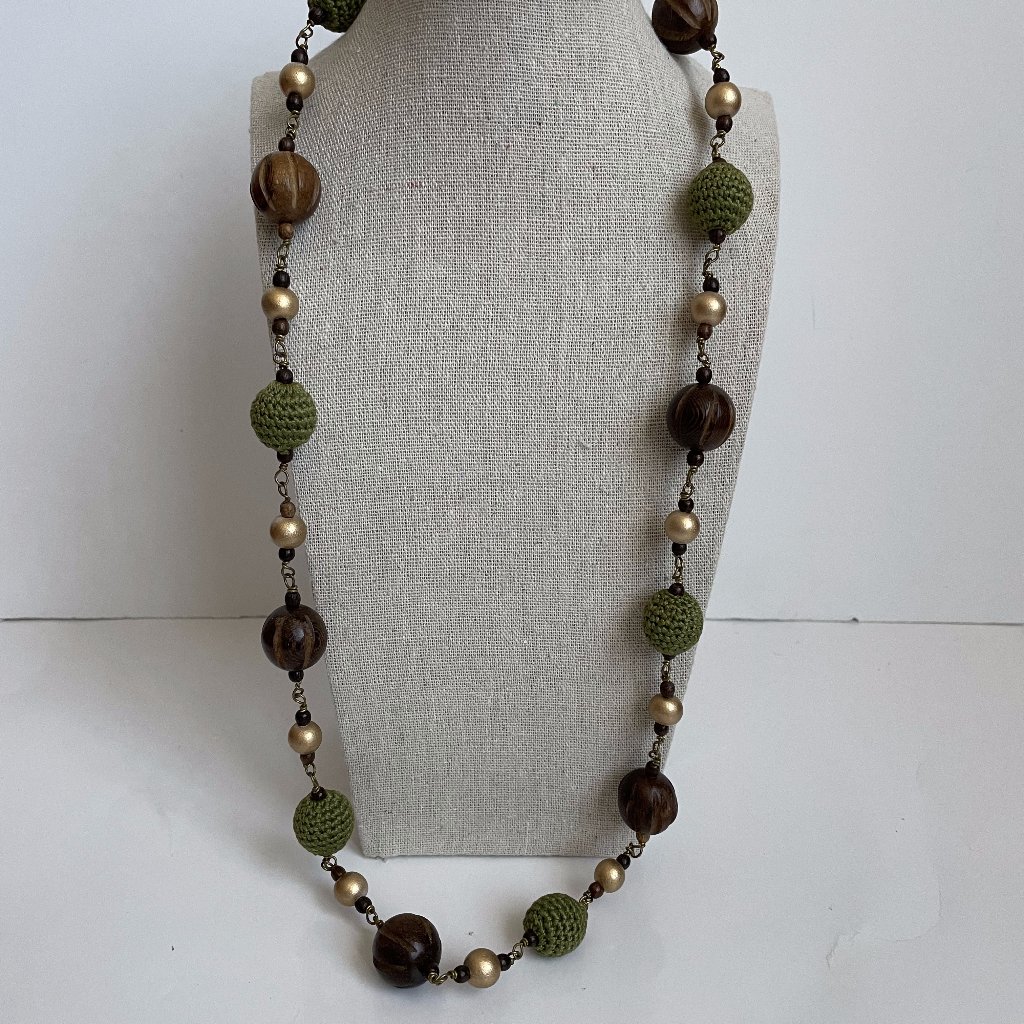 Vintage Boho Artisan Wood Crochet Mixed Beads Necklace Pull Over 145 Dia 15$
